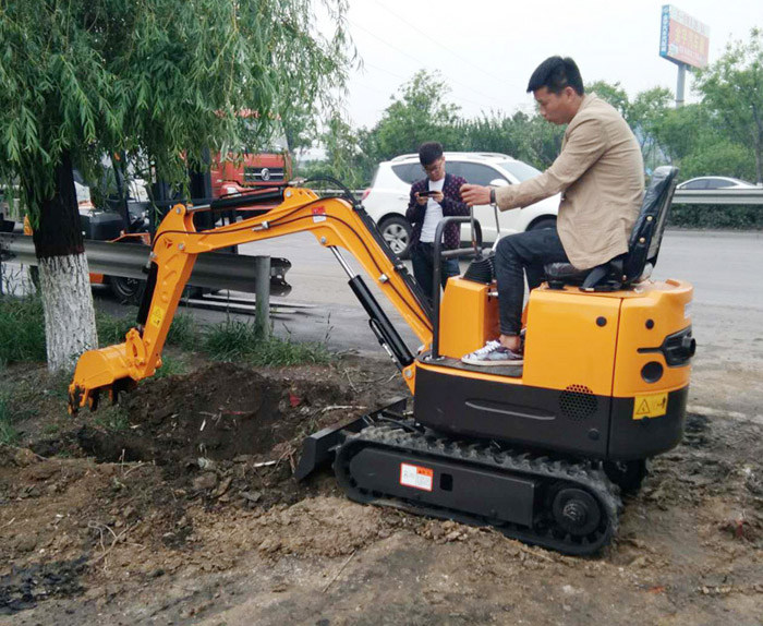 小型挖掘機(jī)的操作